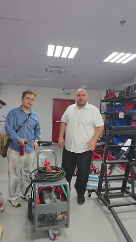 جديدنا – ماكينة غسيل ضغط عالي تجارية 160 بار! 💦 إذا كنت تدير مغسلة سيارات أو ورشة وتبحث عن جهاز قوي، ثابت، ومصمم للاستخدام اليومي… هذا هو الخيار المثالي! 🔥 المواصفات الأساسية: ضغط: 160 Bar حقيقي تدفق الماء: 17 لتر/دقيقة الموتور: 4000W قوي 1450 RPM لضمان الهدوء والعمر الطويل 2 Phase – مناسب للمحال التجارية والمغاسل 💎 لماذا الجهاز مميز؟ ✔ أداء قوي وثابت ✔ مناسب للاستخدام التجاري والمغاسل ✔ تدفق عالي يغسل السيارة أسرع ✔ مضخة ثلاثية مع Ceramic Plunger لعمر أطول #PressureWasher #CarWashUAE #CarWashMachine #HighPressureWasher #160Bar