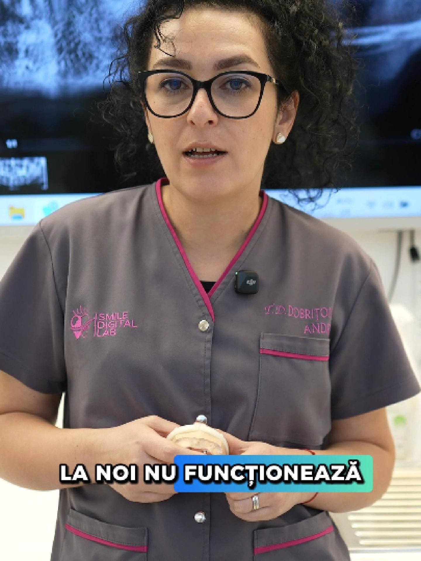 🦷 „Lasă că merge și așa.” Fraza pe care o auzim în multe laboratoare. Dar nu la Smile Digital Lab. Andreea o spune cel mai clar: 👉 „La noi, merge și așa NU există.” Pentru că în stomatologie „merge și așa” înseamnă, de fapt: ⏳ amânări 💸 reparații costisitoare ⚠️ compromisuri care se întorc împotriva pacientului La Smile Digital Lab, când ceva nu este perfect: ✔ refacem lucrarea ✔ reluăm procesul pas cu pas ✔ verificăm totul împreună cu medicul ✔ livrăm doar ce ne reprezintă cu adevărat Pacientul nu trebuie să accepte „așa e bine… lasă că ține”. Merită o lucrare corectă, estetică, stabilă și curată — nu un compromis. Aici, fiecare zâmbet este tratat ca un proiect premium, nu ca o piesă pe bandă. Și dacă nu ne place rezultatul… o luăm de la capăt. Până este perfect. 🦷 La Denta Clinic, punem accent pe fiecare detaliu pentru ca tu să te bucuri de o dantură fixă funcțională și estetică, care să dureze o viață întreagă. 🎯 Intră în grupul nostru de suport „Denta Clinic pentru Pacienți”: https://www.facebook.com/groups/240577866975450/ 💬 Consultație GRATUITĂ și ghidare completă în alegerea celei mai bune soluții de tratament. 🔍 Testimoniale: https://shorturl.at/iCp4M 📞 WhatsApp: +40 761 233 220 📍 Calea București 193A, Râmnicu Vâlcea 🌐 www.dentaclinic.ro 🔗 linktr.ee/dentaclinic.vl #SmileDigitalLab #DentaClinic #ZambetCuIncredere #FaraCompromis #CalitatePremium #LaboratorDigital #EsteticaDentara