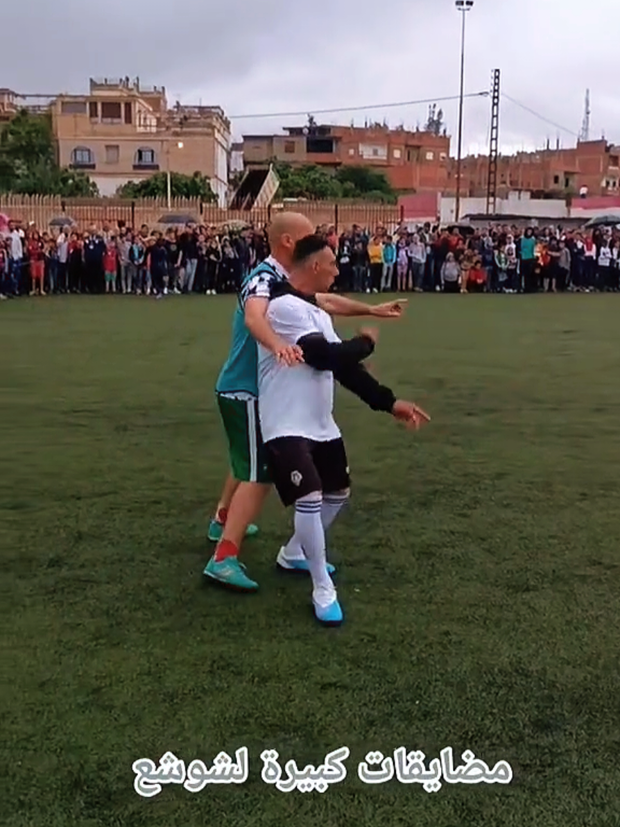 The legendary footballer Shosha, frustrated by the defenders, scores a world-class goal despite the harassment.  #shosha #choucha #PremierLeague #football 