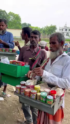 তিন জন ভ্রাম্যমান পান বিক্রেতা একসাথে নদীর ঘাটে পান বিক্রি করছে। #foryou #video #গ্রামবাংলা #foryoupage #tiktokviral 
