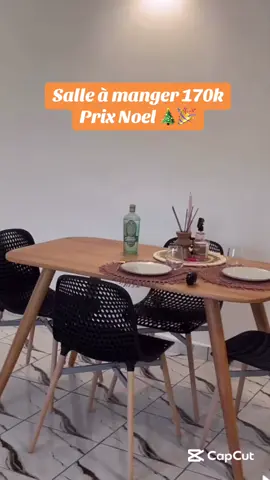 Table plus 4 chaises disponibles  Yaoundé et Douala 694503231