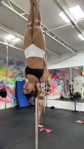 Eu amo pole Sport 🥹🤸‍♀️💪🏽 #fyp #foryoupage #polesport #força #treino 