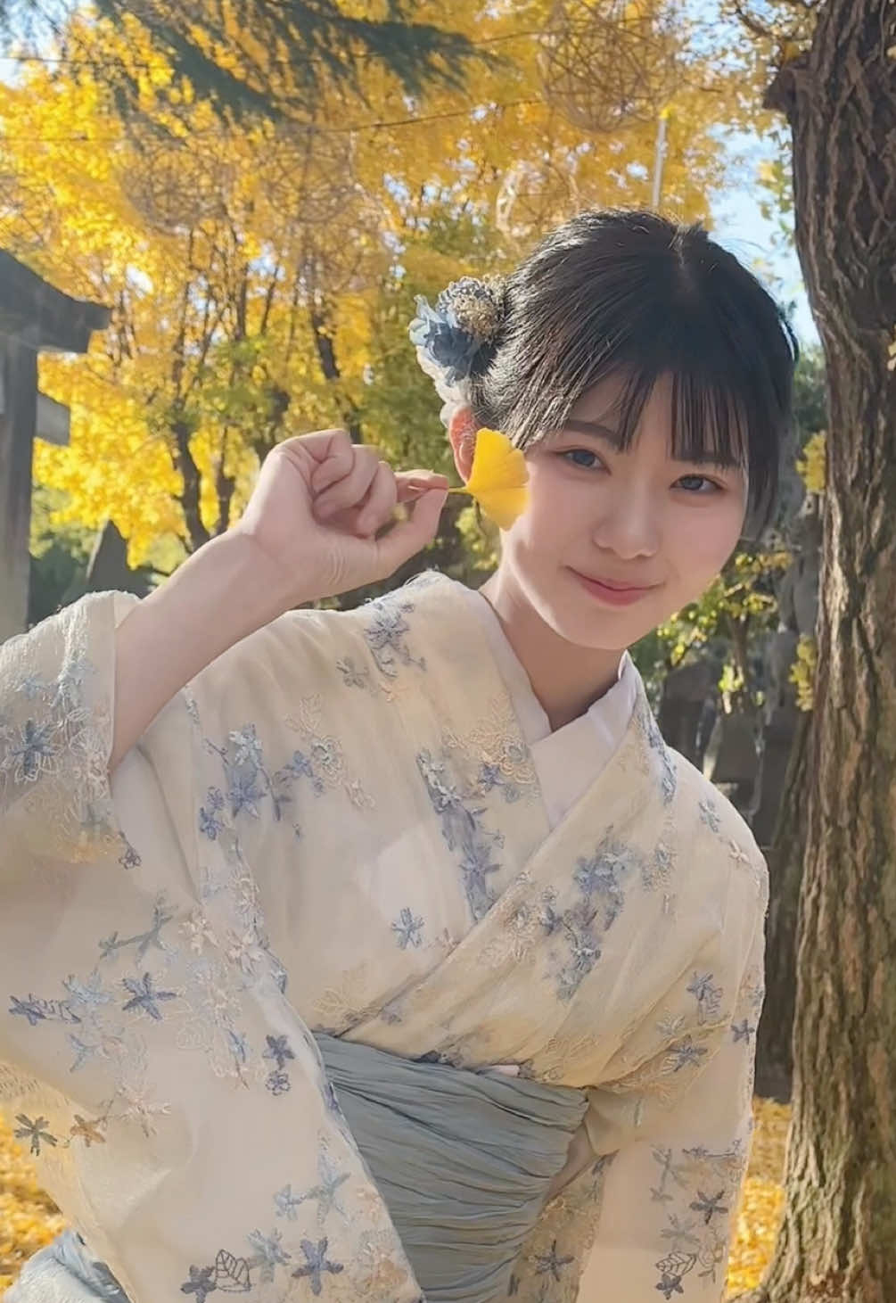 11月26日(水曜日) 晴れ 落ち葉と西野です、こんばんは。 来月はクリスマスですね🎄師が走る月に突入です、時の流れがはやいですね。 私の中でクリスマスソングといえば、ラストクリスマスです。中学の英語の授業で歌詞の意味を知り、なんとなんとの失恋ソングで驚いたことを今でも覚えています。皆様のクリスマスソングも教えてください🙂‍↕️ Wednesday, November 26th. Sunny. Good evening, it’s Nishino here, surrounded by fallen leaves. Christmas is coming next month🎄 We’re heading into the month when even the masters run, and time really does fly. For me, the ultimate Christmas song is Last Christmas. I still remember learning the meaning of the lyrics in my junior high English class and being shocked—wait, it’s a breakup song?! That surprise has stayed with me ever since. I’d love to hear what everyone’s favorite Christmas songs are🙂‍↕️ #japan #Japanese #kimono #着物 #japantravel 