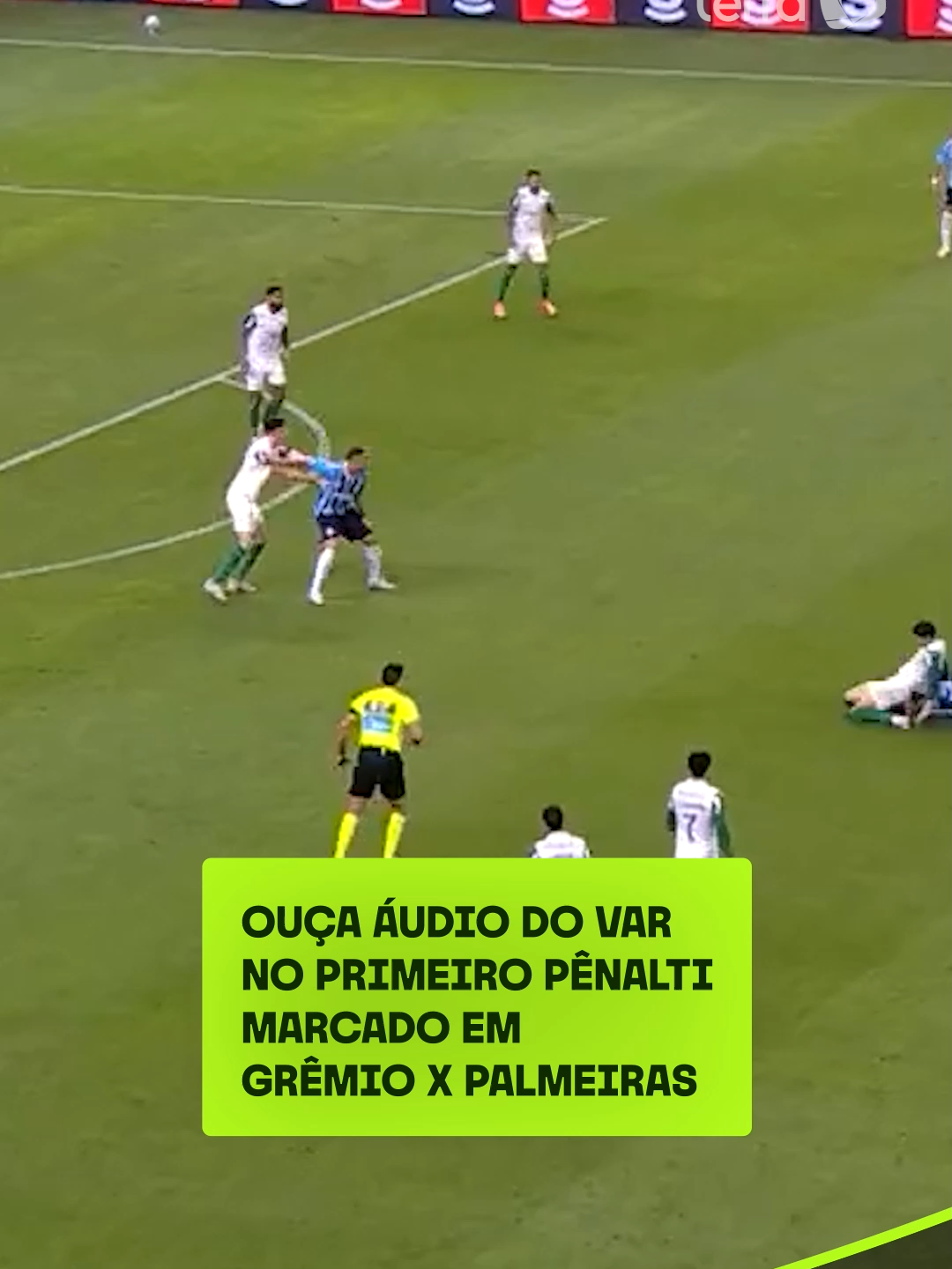 MUDOU O RUMO DO JOGO Grêmio e Palmeiras empatavam em 1 a 1 em Porto Alegre até que Aníbal Moreno cometeu pênalti em Carlos Vinícius. Em um primeiro momento, o árbitro Savio Pereira Sampaio não viu falta dentro da grande área, mas ao ser chamado pelo VAR, assinalou a penalidade máxima. Ouvindo o áudio da arbitragem de vídeo, divulgado pela CBF, você concorda com a marcação, torcedor? #terraesportes #futebol #brasileirão #palmeiras #grêmio