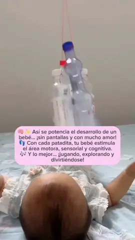 ✨¿Sabías que una actividad tan simple como colgar unas botellitas para que tu bebé las patee puede tener un impacto increíble en su desarrollo? 👶💥 Esta actividad potencia tres áreas fundamentales: 👣 Motricidad gruesa: con cada patada tu bebé fortalece sus piernitas, mejora el control postural y se prepara para futuros hitos como gatear y caminar. 🖐️ Sensorial: el sonido de las botellas, sus colores y texturas activan los sentidos, promoviendo la exploración y la curiosidad natural. 🧠 Cognitiva: al repetir la acción y ver el efecto que genera, tu bebé empieza a entender la relación causa-efecto, clave para su aprendizaje temprano. Todo esto… ¡sin pantallas y desde casa! 🏡❤️ 📣 Si no sabes cómo estimular a tu bebé mientras se divierte, comenta la palabra “estimulación” y te envío la información de nuestro Pack de Estimulación Temprana con más de 1000 actividades para bebés de 0 a 5 años. 👶📘 ¡Tu bebé merece crecer jugando, descubriendo y desarrollando todo su potencial! #EstimulaciónTemprana #BebésFelices #DesarrolloInfantil #SinPantallas #JuegoSensorial #MotricidadGruesa #MamáConsciente #IdeasParaBebés #PackEstimulación #CrianzaRespetuosa #España #Colombia #Perú #Chile  #estadosunidos #usa #eeuu #Mexico 