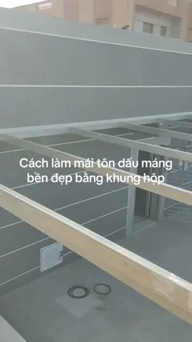 Trả lời @kim xuân cách làm khung mái tôn dấu máng bền đẹp với sản phẩm trần nhôm Basi. Sử dụng khung hộp tiết kiệm chi phí, dễ làm #maiton #mái #maihientruoccua #santhuong #bancong 
