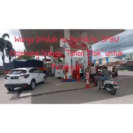 Warga Ditolak Isi Pertalite, SPBU Majenang Diduga “Tahan Stok” untuk Pelangsir Cilacap, 1pena.id - Dugaan penyelewengan distribusi Bahan Bakar Minyak (BBM) bersubsidi jenis Pertalite mencuat di salah satu Stasiun Pengisian Bahan Bakar Umum (SPBU) wilayah Majenang, Kabupaten Cilacap, Jawa Tengah, Rabu (26/11/2025). Peristiwa ini terungkap saat sejumlah jurnalis yang tengah menuju lokasi peliputan banjir di Kecamatan Wanareja singgah untuk mengisi BBM menggunakan kendaraan Grandmax. Mereka telah terdaftar sebagai pengguna MyPertamina dan membawa barcode resmi sesuai ketentuan. Namun, operator SPBU menolak pengisian setelah memindai barcode tersebut. “Operator berdalih foto kendaraan di aplikasi tidak menampilkan nomor polisi secara jelas, sehingga pengisian tidak bisa dilayani,” ujar salah satu pewarta di lokasi kejadian. Alasan tersebut menimbulkan tanda tanya, mengingat aplikasi MyPertamina merupakan sistem resmi mitra PT Pertamina (Persero) yang digunakan secara nasional. Para pengguna mempertanyakan mengapa kendala teknis yang berasal dari sistem justru dibebankan kepada konsumen. Penolakan pengisian dengan alasan teknis tersebut diduga bukan kejadian tunggal. Menurut sejumlah warga sekitar, penolakan serupa kerap terjadi pada pengguna biasa. Namun, pada saat yang sama, terdapat kendaraan tertentu yang justru tetap bisa mengisi BBM dalam jumlah besar. Dugaan ini diperkuat oleh rekaman video yang diambil di lokasi sekitar pukul 14.27 WIB, yang memperlihatkan adanya perdebatan antara warga dan petugas SPBU. Dalam video tersebut, warga mempertanyakan mengapa mereka kesulitan memperoleh Pertalite, sementara kendaraan yang diduga milik para pelangsir justru bebas mengisi BBM, bahkan dengan tangki yang diduga telah dimodifikasi. “Petugas hanya menjawab itu sudah SOP, tanpa bisa menjelaskan lebih rinci atau memberi solusi,” terang pelapor. Situasi ini memunculkan dugaan adanya praktik “nyelengi” atau penahanan stok BBM bersubsidi oleh oknum petugas SPBU untuk disalurkan kepada pihak ketiga, yang kerap disebut sebagai “pengangsu” atau pelangsir. Jika dugaan tersebut terbukti benar, maka tindakan tersebut tidak hanya merugikan masyarakat, tetapi juga berkonsekuensi hukum serius, karena: Menghambat hak masyarakat atas BBM bersubsidi Membuat subsidi negara tidak tepat sasaran Berpotensi menguntungkan jaringan penimbun BBM Melanggar UU Nomor 22 Tahun 2001 tentang Minyak dan Gas Bumi BBM bersubsidi seperti Pertalite diperuntukkan bagi masyarakat tertentu sesuai kriteria, bukan untuk diperjualbelikan kembali demi keuntungan pribadi maupun kelompok. Menyikapi dugaan ini, masyarakat dan jurnalis mendesak: PT Pertamina (Persero) melalui Hiswana Migas wilayah Cilacap segera melakukan audit distribusi dan stok harian di SPBU Majenang. Satreskrim Polresta Cilacap turun tangan melakukan penyelidikan terkait dugaan penimbunan dan penyalahgunaan BBM bersubsidi Dilakukan pengecekan CCTV, data log distribusi, serta verifikasi kendaraan pengisi BBM di SPBU tersebut. Hingga berita ini ditayangkan, pihak pengelola SPBU dan Pertamina belum memberikan pernyataan resmi terkait kejadian tersebut. Redaksi 1pena.id masih membuka ruang hak jawab dan klarifikasi dari seluruh pihak terkait. (Tim/Red)