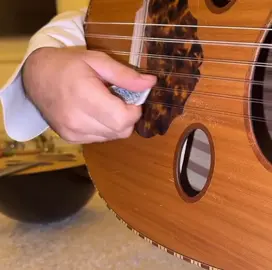 ~ يالله يامــنــشــي بــروق الــسحــابه  يامــحـيــي الـمـيـتـين عقب المماتي تــنقذ غــريب الـدار مـن مـاصــطابه  ياعـــالـــم بــاسـرار واقـــع حــيـاتـي ضــاق الــفـضـاء والضيق مفتوح بابه  من عــرفـتــي للـكـون قبل الـشـتـاتي يـالله مــا بــالــنـــاس والـــي درابـــه  ضــيــق يروح وضـيــق يــعـقـبـه ياتي جــسـمــي نــحــل يــالله همي غدابه  وأصـبح شــبـيــه اليوم عود الــنـبـاتـي وحـــيـــد كـــنـــي لاأهـــل لاقــرابــه  الاســـوى فـــي نـطـقـهـا بـالـشـفــاتي وحـتـــى حــضــور الــمـغترب بالكتابه  تــحــي وراه افــراح روح الــشــمــاتــي كـــيــف أحــرمـــونـي أمـنـيـاتي غلابه  يالله دخــيلـك ويــن أنــٰـا وأمــنــيــاتي 💔🎼 ‎ #fyp #foryou #explore #اكسبلور #شعبي 