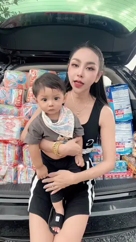 ลงพื้นที่ไปช่วยไม่ได้ ก็ขอเป็นส่วนเล็กๆส่วนนึงในการได้ร่วมบริจาคก็ยังดี โดยรายได้จากการขายของทุกช่องทางของร้านทั้งหมดในวันนี้ ขอบริจาคให้โรงพยาบาลทุ่งสง เพื่อทำหน้าที่ไปกระจายต่อสิ่งของ เสื้อผ้า ผ้าห่ม ของกิน ของใช้สำหรับเด็กๆและพ่อแม่พี่น้องผู้ประสบภัยที่หาดใหญ่ อาจจะช่วยได้ไม่มาก แต่ก็ช่วยด้วยใจ ขอให้น้ำลดไวๆ และขอให้ทุกคนปลอดภัยจากมหาภัยพิบัติครั้งนี้ด้วยเถิด 🙏🏻