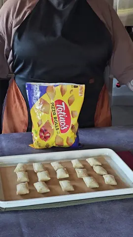 Why do frozen snack bags NEVER come resealable?? Zip-eez said absolutely not. ❄️🍕✨ Kickstarter coming soon 💜#zipperstrip #kitchenhack  #frozenfood #snacktok  #invention 