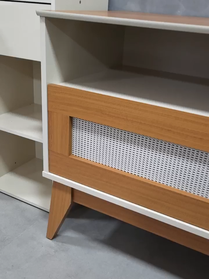 Quer deixar o quarto mais elegante sem perder a praticidade? ✨😌 A Mesa de Cabeceira Rattan é aquele detalhe que faz toda diferença no ambiente! • Estrutura em MDP + tampo em MDF • Gaveta com acabamento em rattan sintético (linda demais!) • Corrediças telescópicas pra abrir suave • 4 pés em MDF = estabilidade + charme Moderna, funcional e cheia de estilo. O toque de elegância que faltava no seu cantinho de descanso! 💛🔥 #mesadecabeceira #versatilidade #achadinho #ripado #pinturauv #praticidade #vianossamoveis #casaedecoraçao #mesa