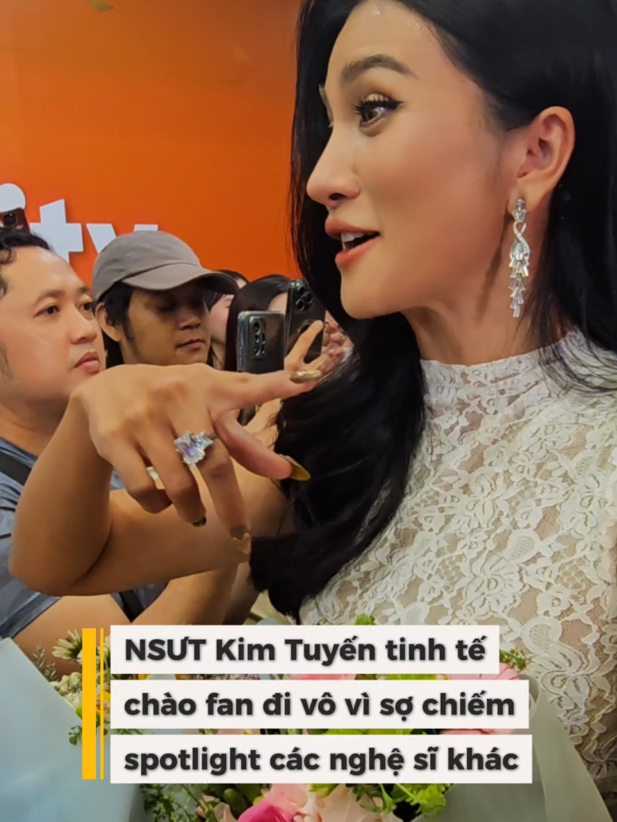 NSƯT Kim Tuyến tinh tế chào fan đi vô vì sợ chiếm spotlight các nghệ sĩ khác #kimtuyen #phongtromabau #showbizviet #nsutkimtuyen 