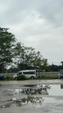 รอรับย้าย case จากรพ.หาดใหญ่  เป็นการดูเฮลิคอปเตอร์ที่ภูมิใจและเศร้าพร้อมกัน   รถรพ.ต่างจังหวัดต่างอำเภอ เจ้าหน้าที่พร้อมช่วยมากแต่ต้องรอเพราะต้องลำเลียงคนไข้ใส่ท่อช่วยหายใจทีละคน  ทุกคนเก่งมากๆ #โรงพยาบาล #พยาบาล #หาดใหญ่ #skydoctor #หาดใหญ่สงขลา 