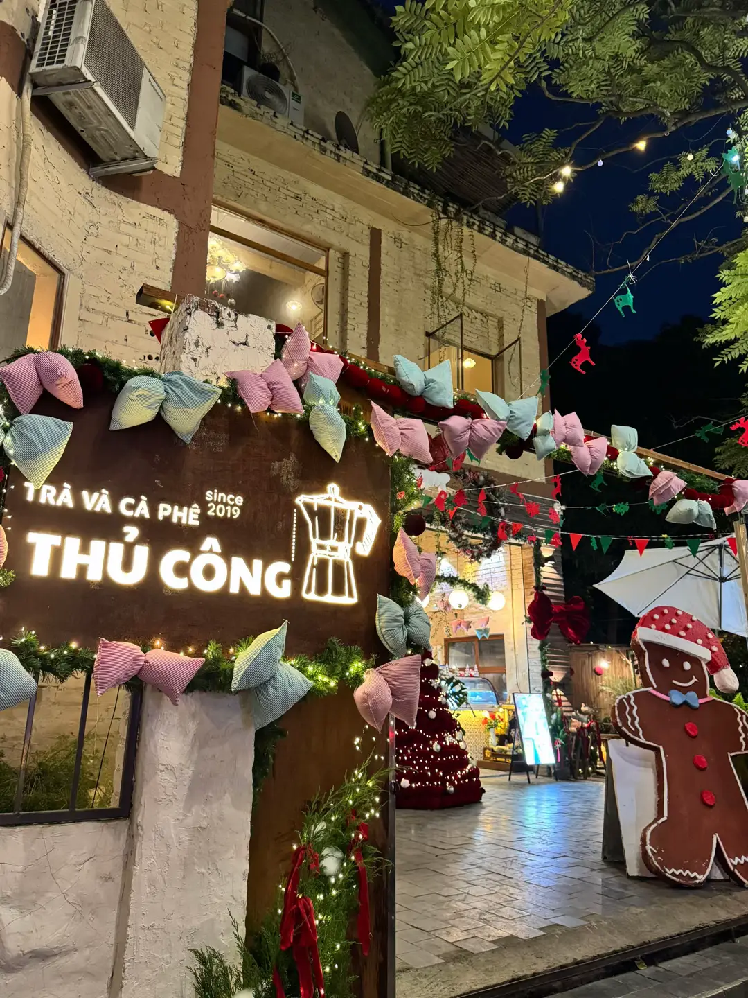 𝑻𝒉𝒖̉ 𝑪𝒐̂𝒏𝒈 - 𝗧𝗿𝗮̀ 𝗩𝗮̀ 𝗖𝗮̀ 𝗣𝗵𝗲̂ ☕️ 📍05-BT4 Ngõ 38 Xuân La, Tây Hồ, HN ⏰ 7.00-23.00 💰 25-40 🐟 🤎 Có Chocobomb Thêm 1 quán decor Noel cho các nàng nè. “Thủ Công” đã tỉ mỉ chuẩn bị và decor góc checkin siêu mê ngay mặt tiền của quán vô cùng bắt mắt. Quán với không gian 2 tầng và có 1 khoảng sân vườn ngoài trời ngồi.  🙂 Cá nhân mình thấy không gian quán to nhưng sắp xếp bày trí bàn ghế hơi lộn xộn, đặc biệt là khu vực tầng 2, đến đây đây để checkin noel thì ok nha. Ấn tượng là khoảng sân ngoài trời buổi tối còn đốt lửa nướng ngô khoai. Quán hơi ít nhân viên nên phục vụ khá chậm 🫠 ❣️ Về menu thì mình thấy giá khá rẻ (chưa uống thử nên không biết chất lượng có ngon không). Mình có gọi thử “Chocobomb” nhưng ngọt kinh khủng, không uống nổi nên chỉ chụp ảnh quay video thui 😅😅😅 ✔️ Tổng quan lại quán này mình thấy phù hơp để checkin nha #caphecaphao #cafehanoi #cafenoel #giángsinh #cafechill 