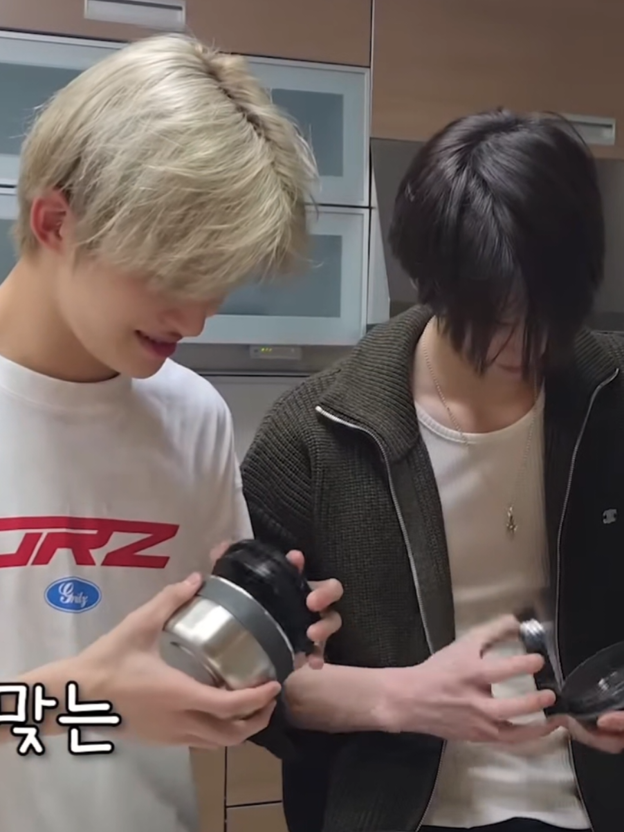 maklum ya baru hari pertama bikinin adek bekal😆 . . #투어스 #247withus #한지훈 #JIHOON #SHINYU 