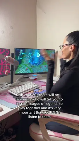 Run before it’s too late bestie #leagueoflegends #leaguememes #GamerGirl 