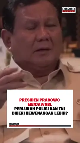Presiden Prabowo akhirnya buka suara terkait wacana penambahan kewenangan bagi Polri dan TNI.Ia menegaskan bahwa penguatan institusi keamanan harus tetap berjalan seiring kontrol demokrasi, transparansi, dan kebutuhan nyata di lapangan. Menurutnya, suatu negara akan menjadi kuat jika tentara dan polisinya unggul.Pandangan ini selaras dengan teori Samuel P. Huntington, yang menyebut bahwa kekuatan negara bergantung pada militer dan aparat keamanan yang profesional, kuat, namun tetap berada dalam pengawasan sipil yang demokratis Menurut Huntington, stabilitas negara hanya tercapai jika kekuasaan aparat tidak berlebihan, tetapi cukup kuat dan profesional untuk menjaga ketertiban. Apakah pemberian kewenangan lebih bisa membuat negara lebih aman, atau justru perlu pengawasan ketat agar tidak disalahgunakan? #prabowo  #polri  #tni  #Keamanan #nasional  