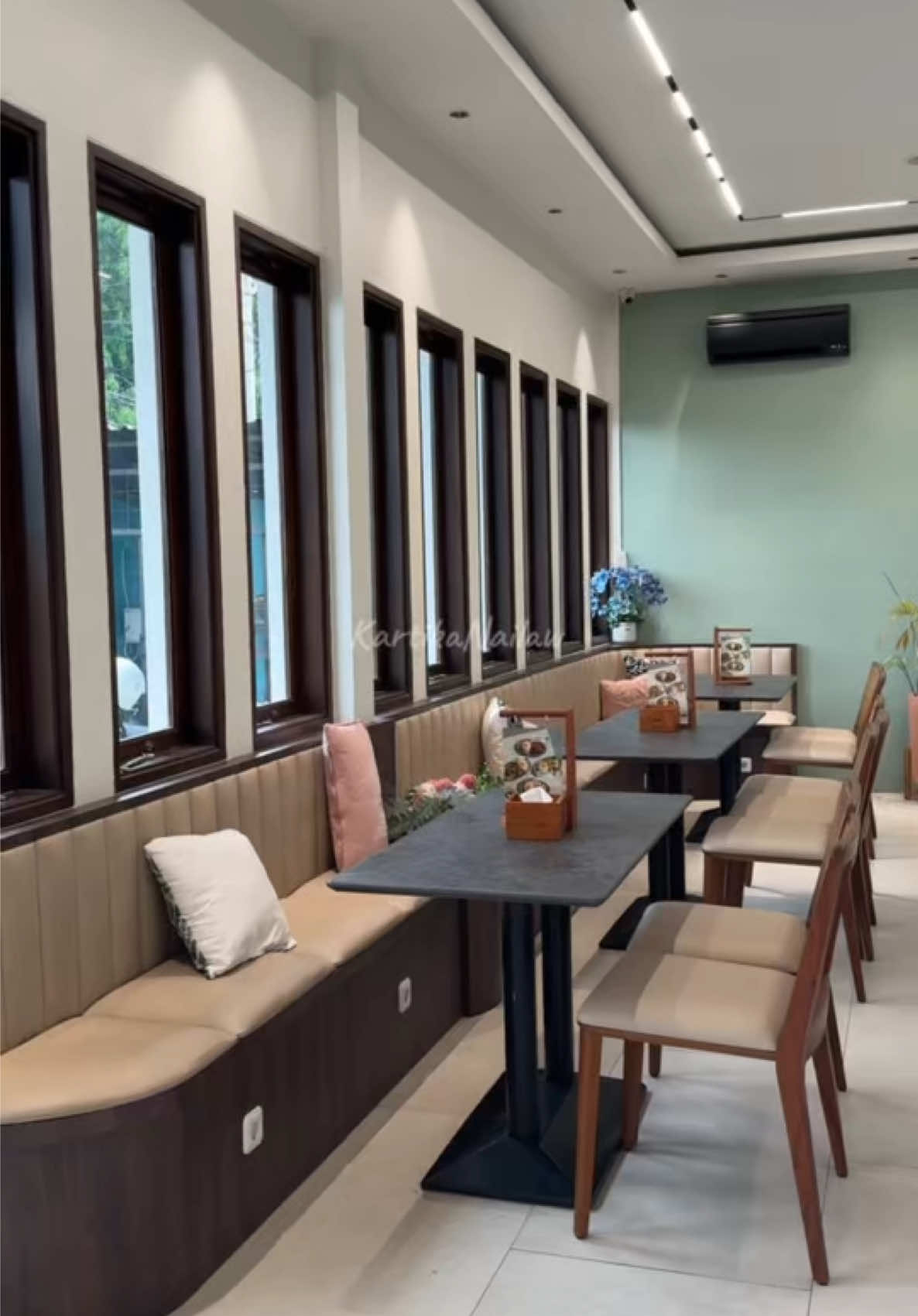 Selalu ada tempat seru buat ngopi & nongkrong di Lampung 🧡 Kali ini aku nginep di Sans Stay Eskole Lampung, dan serunyaaa… tepat di bawah hotel ada coffee shop yang jual banyak pilihan menu! Mulai dari makanan berat, snack, cemilan, sampai aneka minuman lengkap semua ada. Enak banget buat yang suka cari tempat chill tanpa harus jauh-jauh keluar hotel. Untuk reservasi kamarnya jangan lupa pakai aplikasi RedDoorz dan pakai kode promo “YUKNGINEP” buat dapetin diskonnya 🥰 #REDTRAVELERS #BerkeSANS #SansStayEskoleLampung #lampung  #bandarlampung 