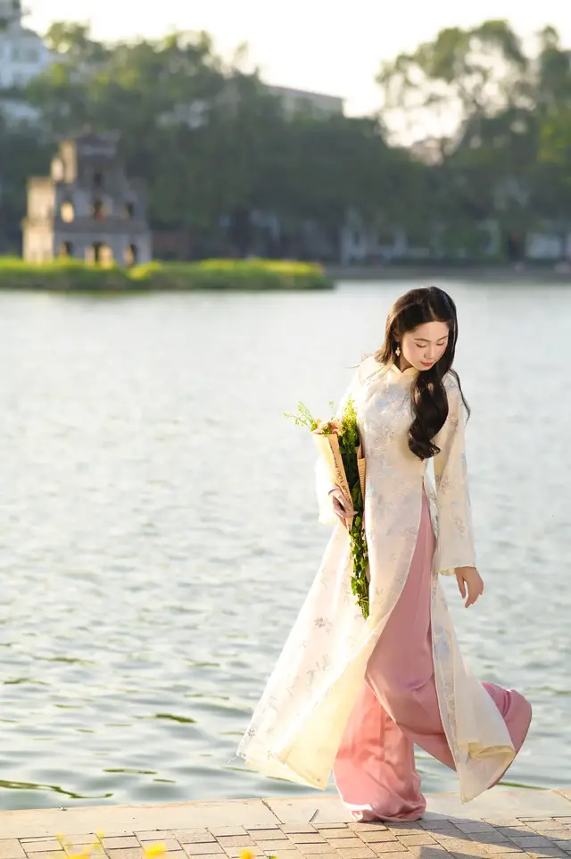 time này chụp áo dài ở hồ gươm là đẹp nhất nha mụi người