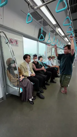 Stole the seat and was smartly embarrassed. #condanguyen #kindness #goodman #action #respect