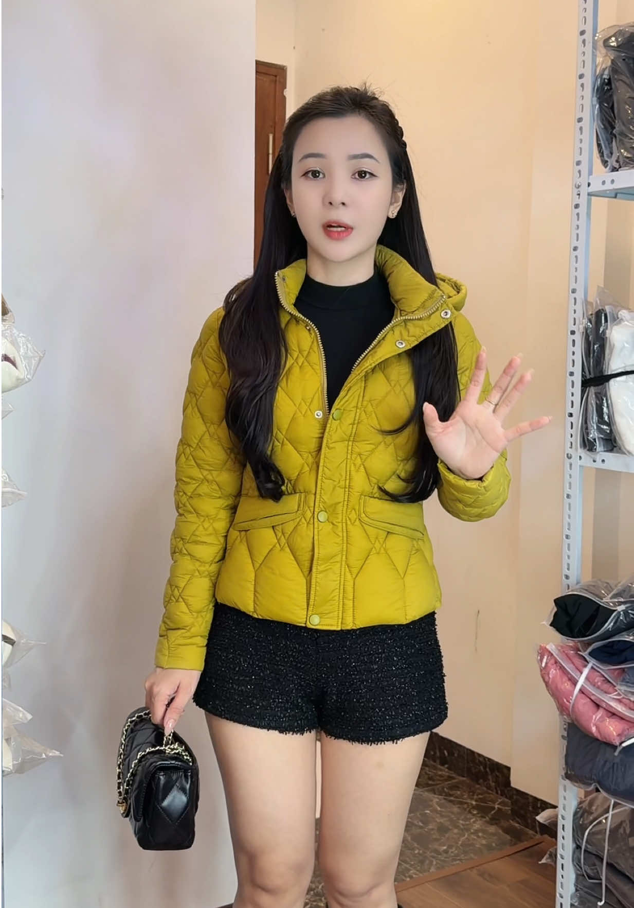 Áo phao vip siêu nhẹ vàng cũng xinh lắm chị em ơiii mua liền cho em #aophaonu #aophao #tiktok 