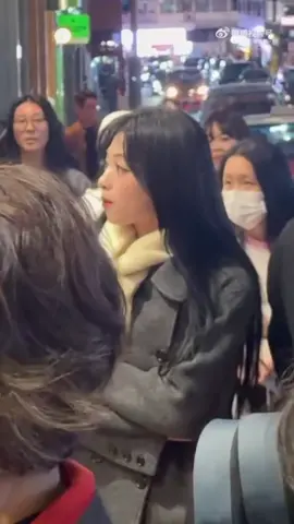 Udah tau terkenal masih aja keliaran kek anak ilang 😭, bodyguardnya aja sampe marah2 karna banyak yang deketin nih bayi kupu kupu 😭#ahyeon #ahyeonbabymonster #babymonster #ygentertainment #monstiez 