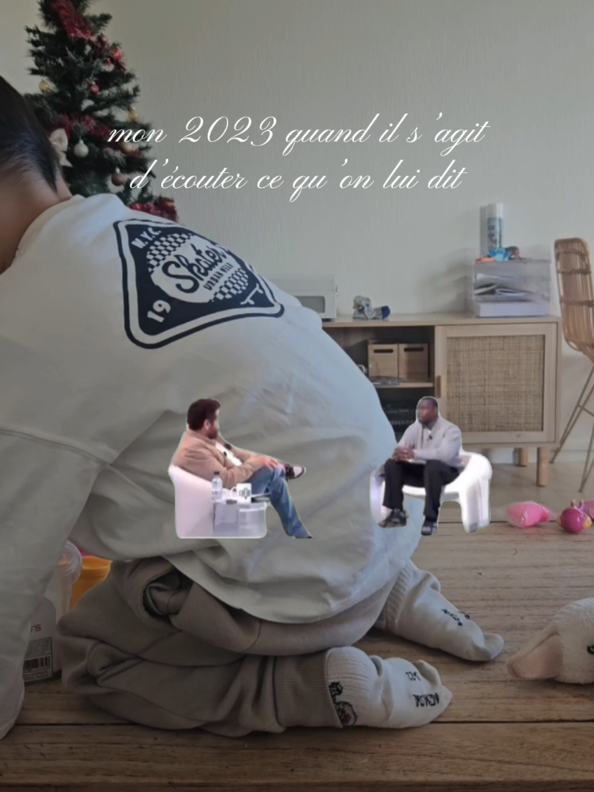 la table de salon qui est visiblement le meilleur terrain de jeux #toddler #family #mom #baby 