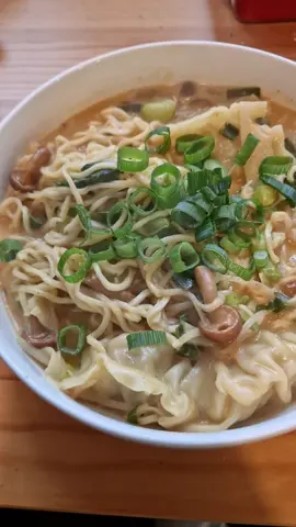 Nachdem wir in Prag Malatang essen waren, hat mich dieser Geschmack nicht losgelassen. Ich habe versucht Malatang Zuhause selber zu kochen, und ich muss sagen, es hat mega gut geschmeckt. Beim nächsten mal muss ich die Suppe nur flüssiger machen 😍😍 #malatang #malatanghotpot #hotpot #koreanfood #yummyfood 