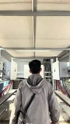 Anh đội trưởng said: mái này a làm như vẽ 1 bức tranh vạii 😎😎  #fyp #trending #solar #vusonlamsolar #hacuco 