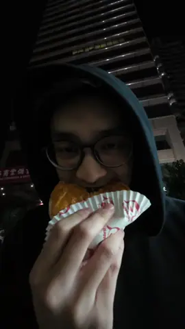 pake hoodie biar ga malu #bread #roti 