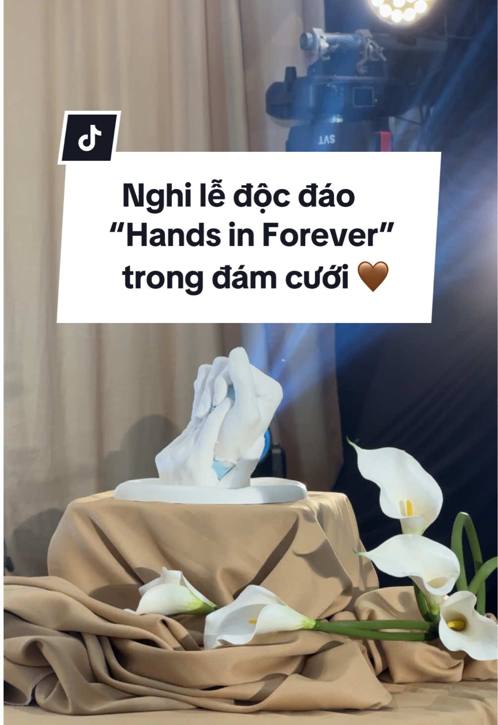 Nghi lễ đúc tượng tay trong đám cưới của T&N 🤎  Khoảnh khắc hai bàn tay hòa làm một, Thắng và Nga đã biến tình yêu thành thứ có thể chạm được, nhìn thấy được, và giữ bên mình mãi. #chloeplanner #chloewedding #weddingideas #weddingceremony #intimatewedding 