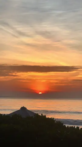 Bình minh trên biển Mũi Né! #Theanammuine 