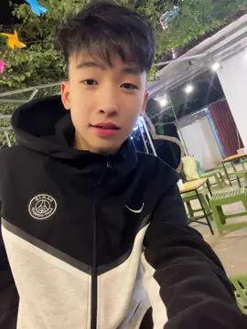 Ngay từ đầu em chẳng hề yêu anh 