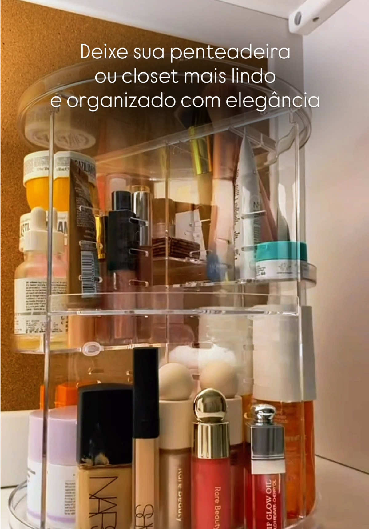 Organização que faz seu dia render mais. O Organizador de Cosméticos Acrílico Giratório 360º deixa tudo visível, acessível e impecável no seu cantinho de beleza. Chega de perder tempo procurando produtos: ele gira, você encontra, e sua rotina fica muito mais prática e elegante. Deixe sua bancada mais funcional e bonita.  👉 garanta o seu agora! 🛒 #shopee #comprasnashopee #foryoupage #viral #organizadorgiratorio 