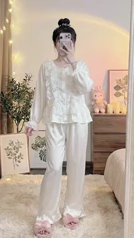 mềm – mát – sang, đi ngủ cũng phải đẹp. Ở nhà thôi mà vẫn nàng thơ, đúng chuẩn ‘yêu bản thân từ những điều nhỏ nhất’.” ✨ #PijamaLụa #PijamaTrắng #ĐồNgủXinh #SetPijama #ĐồNgủLụa 