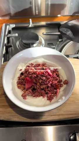 Stewed apples with raspberries!!! Sooooo unbelievably good and warming for the cold uni mornings 🍎 so much gut goodness in one meal 🍯 Adding the raspberries makes a jam like consistency and paired with the Bio & Me berry granola is the cherry on top 🍒 Absolutely unreal gut healthy combo you musttttt try it!!! 🥣 @Bio&Me @Social Tip Ad  #breakfastideas #studentmeals #guthealthjourney #yogurtbowl #easybreakfast 