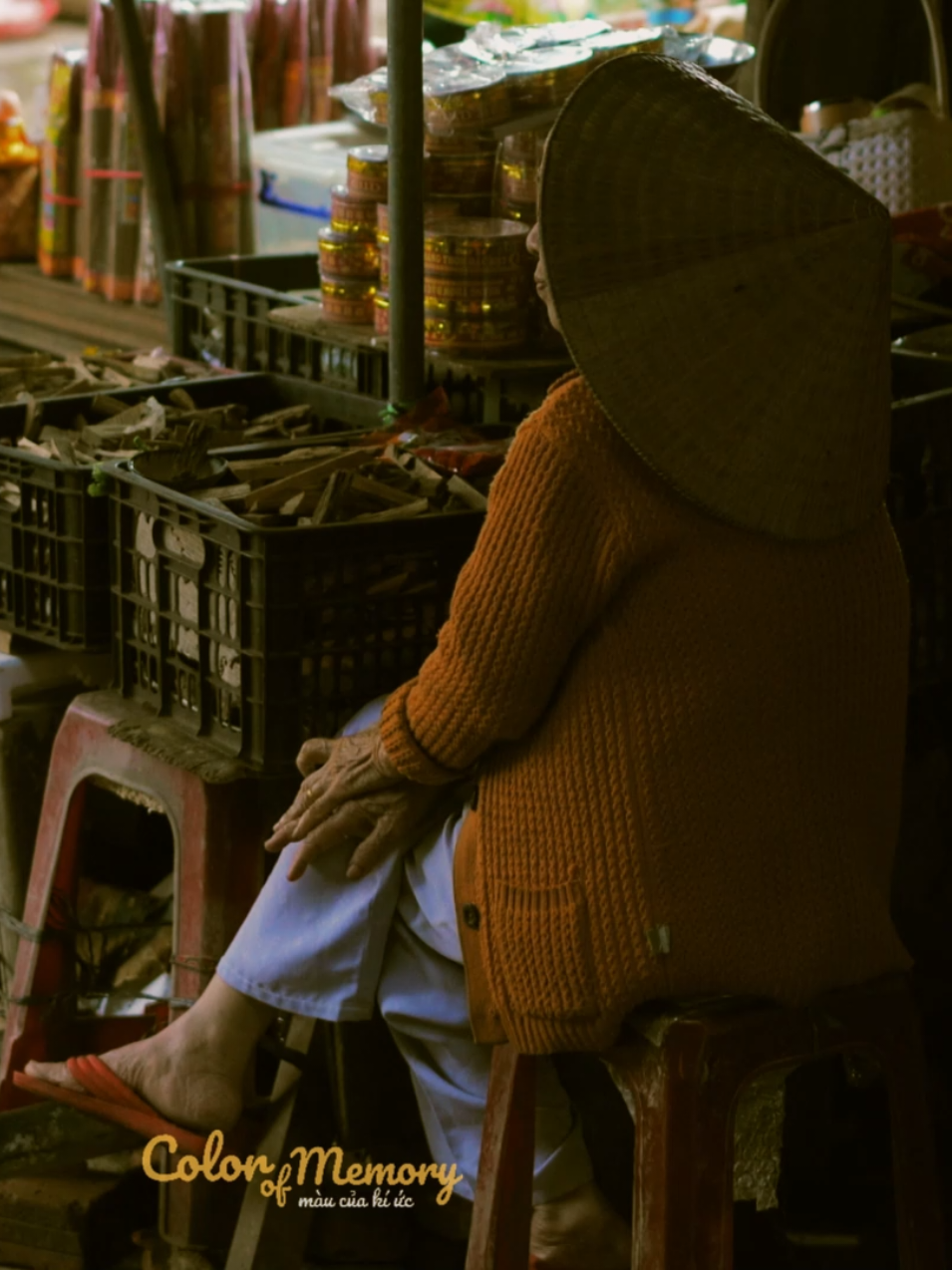 So với việc đẩy chiếc xe đi quanh siêu thị, tui vẫn thương cái cảm giác đi sau lưng mẹ ra chợ quê hơn nhiều. Chợ quê không có đèn sáng trưng, không điều hoà mát lạnh, giá cả cũng chẳng có bảng niêm yết. Chỉ có mấy gian hàng cũ kỹ, mùi rau thơm, mùi đất, mùi sớm mai còn đọng lại. Nhớ nhất là cảnh mẹ trả giá - từ mười xuống còn bảy mới chịu mua, còn tui thì đứng sau tròn mắt nhìn, chứ phải tui… là đưa tiền liền, khỏi trả. Đi vài vòng chợ là được thưởng cho cây kẹo kéo, ngọt kiểu giản dị mà ở phố thị kiếm hoài không thấy. Chợ quê… không tấp nập, không sang trọng,nhưng sao mà dễ thương, vui và ấm đến lạ. #quehuong #peace #Kyuc #binhyen #colorofmemory 
