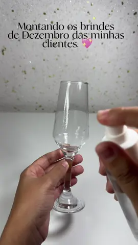 Fim de ano chegando e os mimos das minhas clientes já estão sendo montados por aqui 🎄🎅🏼 #natalbrinde #nailsart #natalcliente #boasfestas #feliznatal 