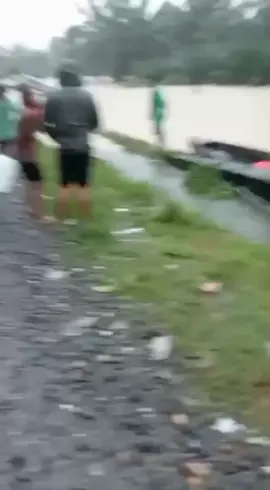 Ya Allah lindungilah keluarga kami yg ada di daerah besitang sana kasihan mereka ya Allah ini banjirnya udah setinggi itu sampe rumah pun tinggal sengnya doang yg kelihatan ini daerah titi gantung besitang  semoga ujannya cepet Redah amin 🥺🤲#banjir #kablangkat #sekoci