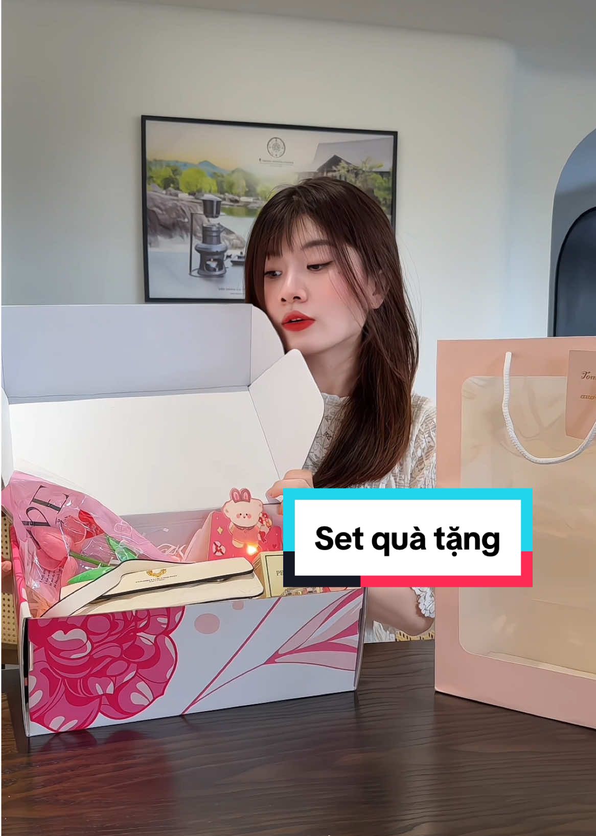 Hộp quà tặng bạn gái cao cấp, gồm hoa, nước hoa, túi xách, đèn #tuixachnu #tuixach #setquatang #quasinhnhat #xuhuong 