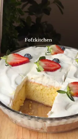 ⁨	Tres leches cake  المقادير  ٥ بيض نفصل البياض عن الصفار  ٢٥٠ غرام سكر  ملعقة صغيرة ڤانيلا  ٢٤٠ غرام دقيق ملعقة صغيرة baking powder  ربع ملعقة صغيرة ملح  نخفق بياض البيض و نضيف ربع كمية السكر بالتدريج إلى ان يصبح القوام فاتح ثم نضيف باقي السكر و الڤانيلا إلى الصفار و نخفق إلى ان يصبح فاتح اللون .. نضيف البياض للصفار بالتدريج مع التقليب ثم نضيف الدقيق …  نضع الكيك في صينية مدهونة زبدة ثم نضعها في فرن حار مسبقا بدرجة حرارة ١٨٠ لمدة ٣٠ - ٣٥ دقيقة  نشرب الكيكة ٣٠٠ مل حليب مبخر + ٣٠٠ مل حليب مكثف محلى + ١٦٠ مل حليب سائل نخلطهم جيدا و نشرب الكيكة .. للكريمة كوب و نصف كريمة خفق + ملعقة و نصف كبيرة سكر و الافضل نضيف الكريمة بعد ما تبرد الكيكة 🤍  #treslechescake #desserts #كيكة #حلى⁩