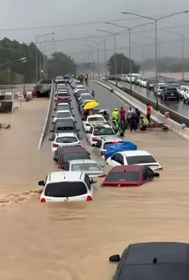 น้ำท่วมหาดใหญ่✌🏻✌🏻✌🏻 ขออนุญาตเจ้าของคลิป🙏🏻 #น้ําท่วม68  #หาดใหญ่  #saveหาดใหญ่  #เทรนด์วันนี้tiktok  #เปิดการมองเห็น ✌🏻✌🏻✌🏻