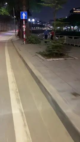 Lạnh này mà các chị đứng chờ ai vậy ??!! #xuhuongtiktok #đườngbưởi #langthanghanoi 