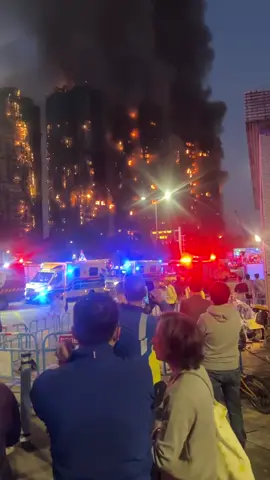 8 tòa chung cư cháy dữ dội tại Hong Kong Ít nhất 13 người ra đi mãi mãi (Trong đó có 1 lính cứu hỏa) Theo Hãng tin AFP, ngọn lửa lớn đã bùng phát trên giàn giáo tre của ba tòa nhà tại khu vực Wang Fuk Court ở quận Tai Po, sau đó lan rộng sang những phần khác của các tòa chung cư này. Hiện tại, giới chức Hong Kong đã ban bố cảnh báo cháy cấp 5 - mức cao nhất đối với thang đo cảnh báo hỏa hoạn. Trước đó, cơ quan chức năng phân loại đám cháy vào mức cảnh báo cháy số 1, nhưng nhanh chóng nâng lên cấp 4 và cuối cùng là mức 5 vào 18h22 theo giờ địa phương. Wang Fuk Court gồm 8 tòa nhà với gần 2.000 căn hộ, khoảng 4.000 cư dân. Hiện Sở Cứu hỏa Hong Kong chưa công bố số người đang bị mắc kẹt trong các tòa nhà bị hỏa hoạn.#hongkong #taipo #wangfukcourt 