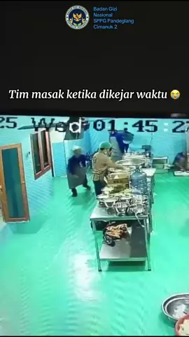 Saking semangatnya ini tim masak sampe tiduran gitu di dapur😭 #fyppppppppppppppppppppppp #sppg #badangizinasional #makanbergizigratis #relawan 