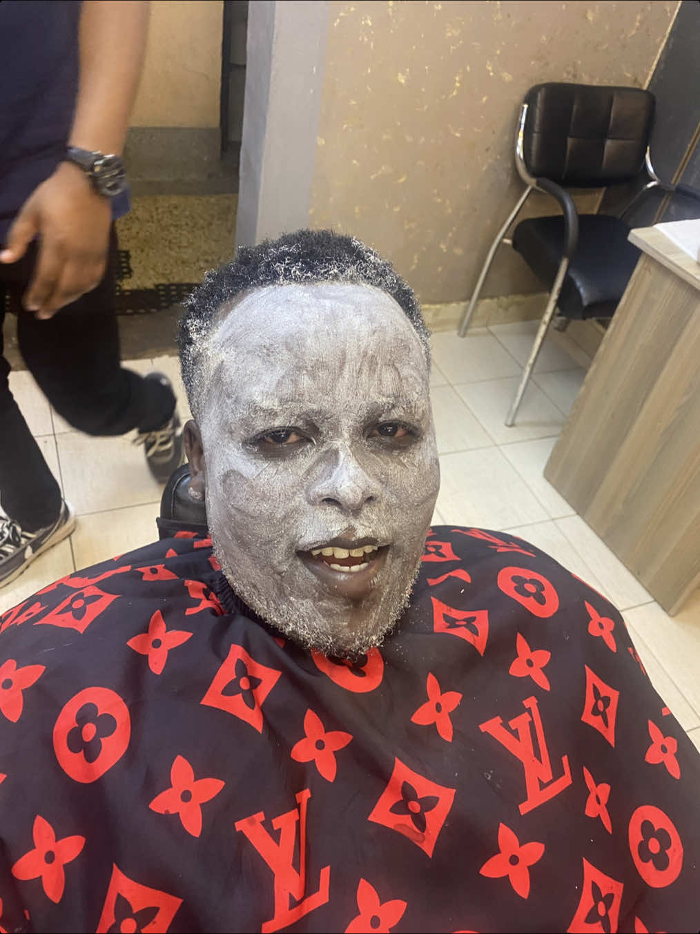 Gloria Ntanzola has spent over 1.8 million Kenyan shillings on her lower body part shape and the lips #newsdaddy #teachersheyii #thenewsdiary #newsguy #motaricooks 