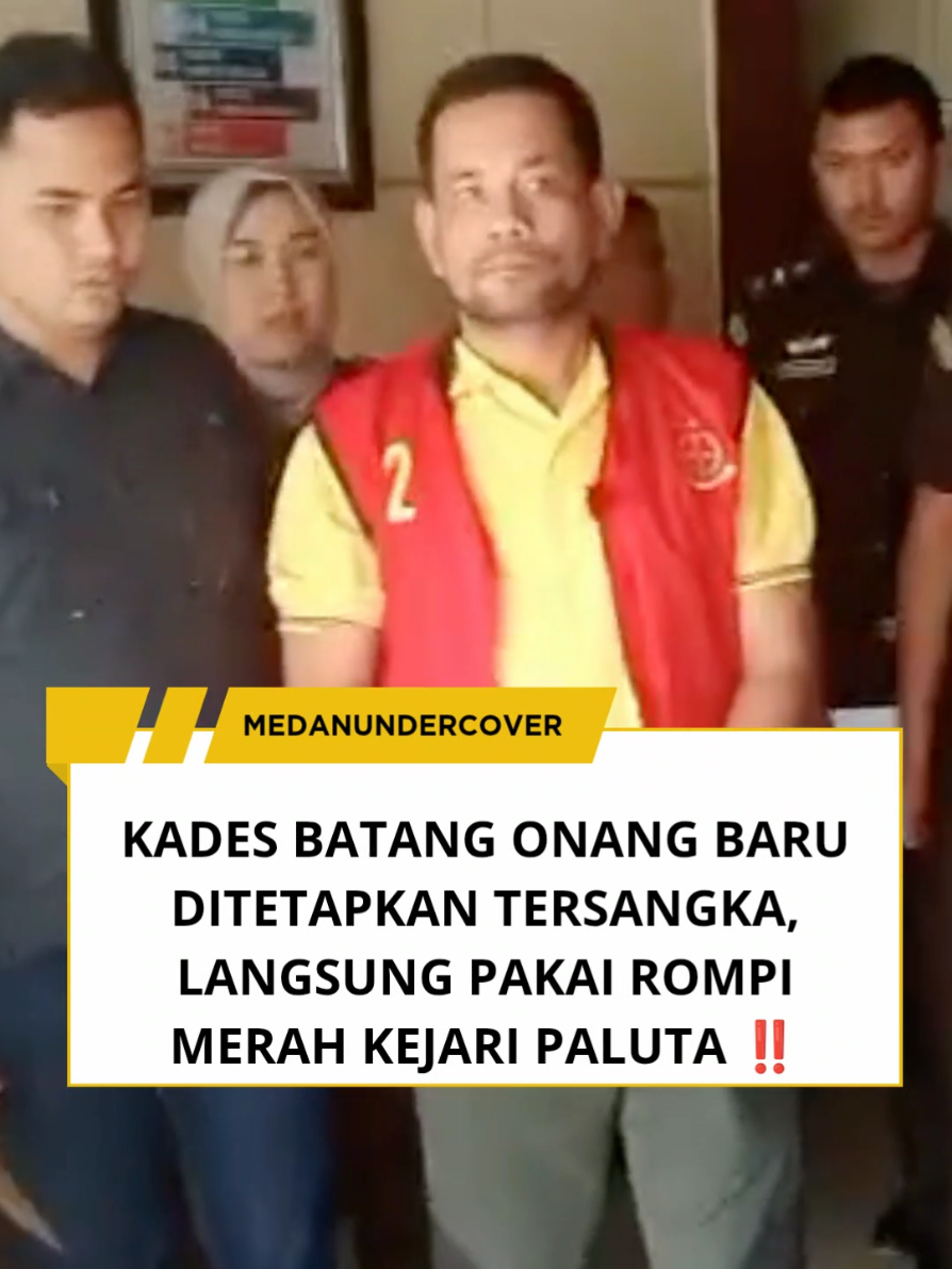Kejari Paluta Tetapkan Kades Batang Onang Baru sebagai Tersangka Kejaksaan Negeri Padang Lawas Utara resmi menahan Kepala Desa Batang Onang Baru, Indra Jalil Harahap (44 tahun), terkait kasus dugaan korupsi pengelolaan APBDes Tahun 2023. Rabu (26/11), Indra terlihat keluar dari kantor Kejari Paluta sekitar pukul 14.30 WIB dengan tangan terborgol dan mengenakan rompi merah, sebelum digiring ke mobil tahanan untuk dititipkan di Lapas Kelas III Gunung Tua. Kasi Pidsus Kejari Paluta, Gunawan Marthin Panjaitan, menyampaikan bahwa berkas perkara yang diserahkan dari penyidik Polres Tapsel telah lengkap dan memasuki tahap II. Tersangka akan menjalani masa penahanan selama 20 hari sambil menunggu penyusunan berkas dakwaan sebelum dilimpahkan ke Pengadilan Tipikor Medan. Dari hasil pemeriksaan Inspektorat Paluta, negara diduga mengalami kerugian sekitar Rp536 juta akibat sejumlah kegiatan APBDes yang tidak dilaksanakan sebagaimana mestinya. Tersangka dijerat Pasal 2 dan/atau Pasal 3 Jo Pasal 18 UU No.31/1999 jo UU No.20/2001 tentang Pemberantasan Tindak Pidana Korupsi, dengan ancaman hukuman hingga 20 tahun penjara. #kejaripaluta #desabatangonangbaru #paluta #padanglawasutara 