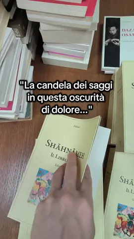 Shāhnāmeh – Il libro dei Re Edizione Integrale in 6 Volumi Shāhnāmeh – Il libro dei Re, composto da Firdusi tra il X e l’XI secolo, è il monumento fondativo della letteratura persiana e uno dei grandi poemi epici universali. Composto da circa 60.000 versi, intreccia mitologia, leggenda e storia in una narrazione che va dalle origini del mondo fino alla conquista araba; racconta gli eroi, le battaglie e i sogni della Persia: si incontrano draghi e re, amori e tradimenti, gesta eroiche e cadute tragiche: una vera enciclopedia poetica del mito e della storia iranica che ci dona una visione grandiosa di quella civiltà e custodisce al tempo stesso l’anima di quel popolo. #lunieditrice #libri 