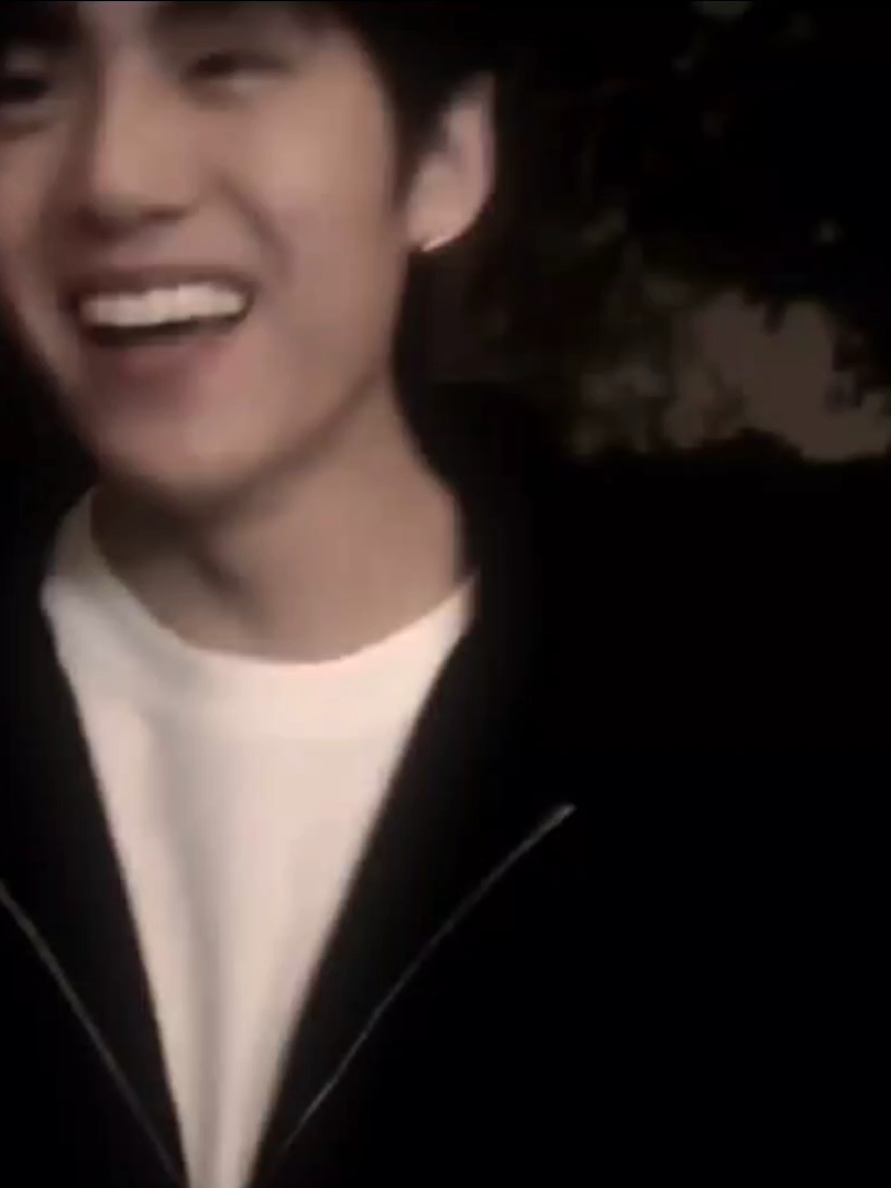 :''Mình yêu cậu đó Bowen à, Bao nhiêu sự cố gắng của cậu, tớ đều thấy hết. Từng hành động, cử chỉ, quan tâm của cậu đối với chúng tớ. Từng biết bao khó khăn mà cậu đã phải chịu đựng, Trên chặng đường của cậu, đã rất nhiều gian nan, Nhưng tớ tin cậu vẫn sẽ mỉm cười vượt qua, Vì nó không những là thử thách mà còn là bài học, Giúp cậu ngày càng trưởng thành hơn. Nhưng vẫn biết bao sự tiếc nuối, Nhìn cậu với chiếc má ''hốc hác'' như đã bỏ lỡ điều gì đó. Nhìn cậu như 1 đứa trẻ đang tập trưởng thành, Cũng dần quên dáng vẻ cậu bé có 2 cái má phúng phính. Nhưng nhìn cậu ngày càng phát triển, cố gắng từng ngày. Tớ cũng bắt đầu học theo cậu, để có thể tỏa sáng như 1 đóa hoa hướng dương luôn hướng về phía Mặt Trời vậy. Mong cậu mãi mãi lạc quan, yêu đời như này! Text: qh.tutorial_  #庞博文 #pangbowen #xh #tvyne08