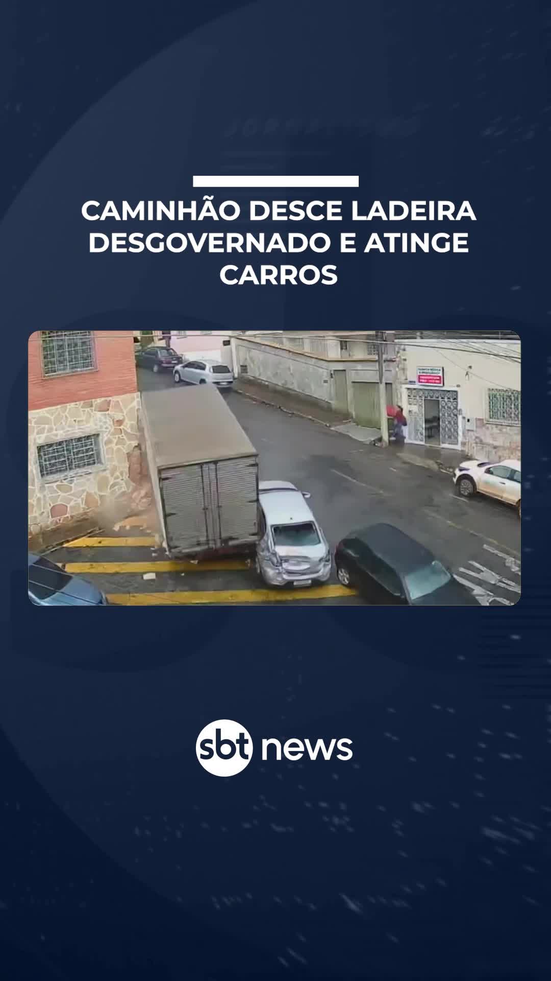 Um caminhão perdeu o controle ao descer uma ladeira em Conselheiro Lafaiete (MG) e atingiu vários carros estacionados. Câmeras registraram o momento em que o veículo, após perder potência na subida, começou a descer desgovernado. Segundo o motorista, a chuva forte dificultou a frenagem. #sbtnews #notícias #primeiroimpacto #flagra #acidente #caminhao #conselheirolafaiete #minasgerais